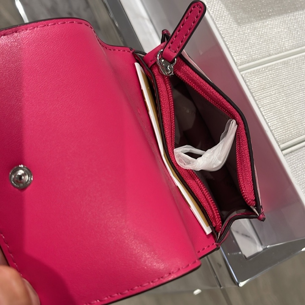 MICHAEL KORS Carson Small Pebbled Leather Flap Wallet
DRAGONFRUIT
NWT - Picture 13 of 16